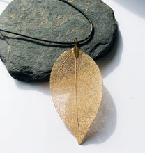 Load image into Gallery viewer, Leaf Pendant